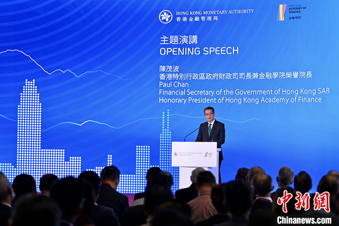 11月3日，香港金融管理局舉辦的國際金融領(lǐng)袖投資峰會(huì)在港交所的香港金融大會(huì)堂舉行“與國際投資者對(duì)話”研討會(huì)，特區(qū)政府財(cái)政司司長陳茂波作主題演講。 <a target='_blank' href='/'>中新社</a>記者 李志華 攝