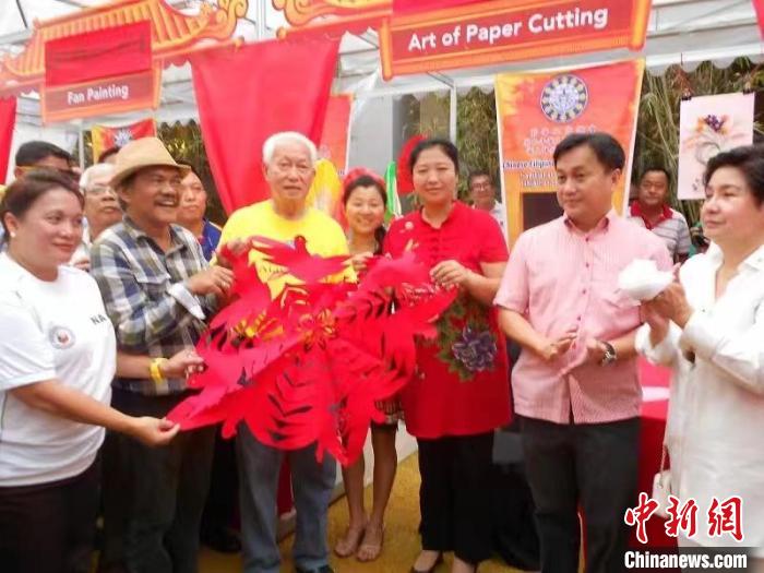 資料圖。吳立喜的剪紙作品受到菲律賓民眾的喜愛?！橇⑾补﹫D