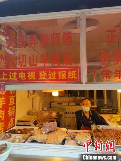 大馬弄里，銷售白切山羊肉的店鋪 謝盼盼 攝