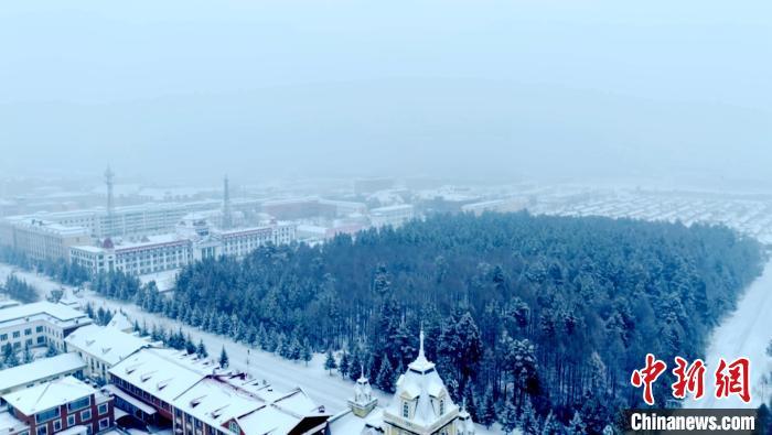 “神州北極”漠河市迎來今年入冬以來首場暴雪?！∩厶炖?攝