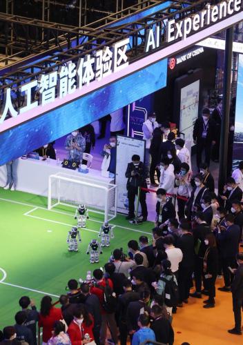 △11月5日，參觀者在第五屆進博會人工智能專區(qū)觀看機器人表演。