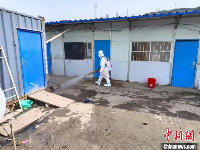 正在進行消殺工作的李曉艷?！±顣云G提供