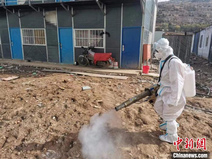 正在進行消殺工作的李曉艷?！±顣云G提供