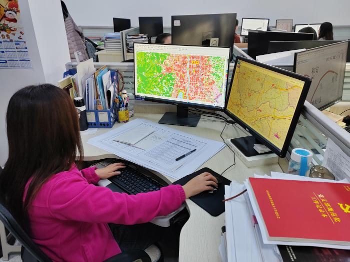 一張紙質(zhì)地圖，制作需要通過(guò)測(cè)、編、繪、印四個(gè)步驟。圖為工作人員正在處理外業(yè)調(diào)繪數(shù)據(jù)?！「呷鸱?攝