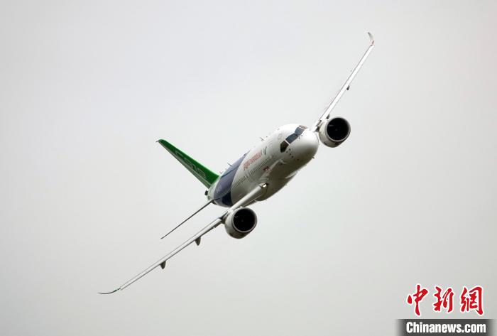 中國(guó)C919大型客機(jī)在航展上進(jìn)行精彩飛行表演?！?lt;a target='_blank' href='/'>中新社</a>記者 孫自法 攝