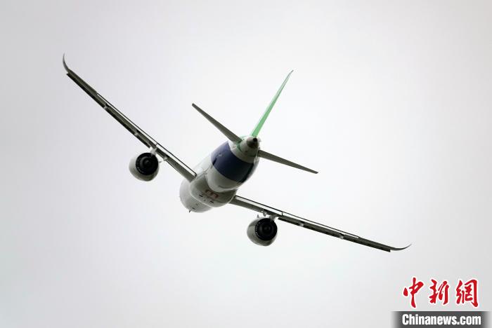 中國(guó)C919大型客機(jī)在航展上進(jìn)行精彩飛行表演。　<a target='_blank' href='/'>中新社</a>記者 孫自法 攝