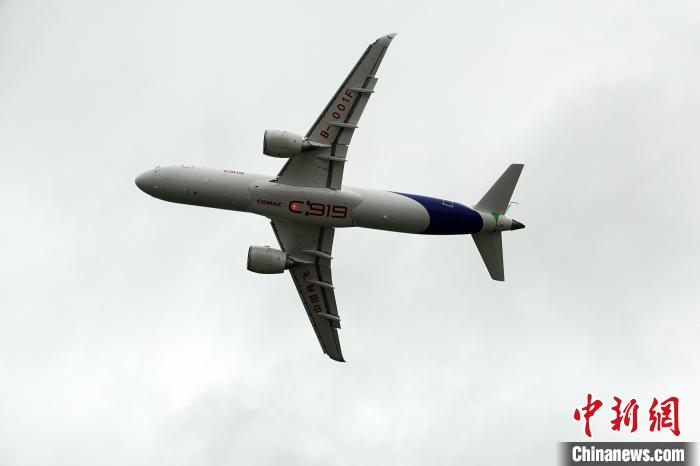 中國(guó)C919大型客機(jī)在航展上進(jìn)行精彩飛行表演?！?lt;a target='_blank' href='/'>中新社</a>記者 孫自法 攝