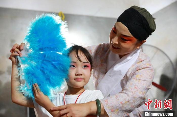 河北省邢臺(tái)市任澤區(qū)南路絲弦劇團(tuán)團(tuán)員在教當(dāng)?shù)匦∨笥驯硌??！∷谓?攝