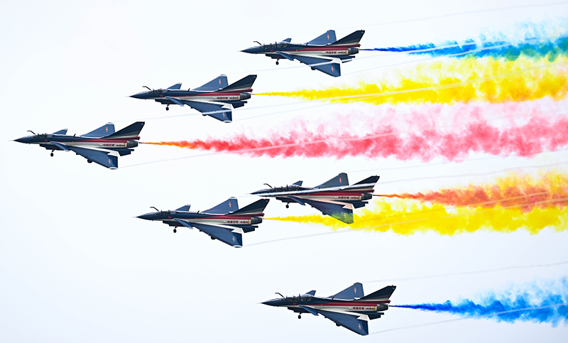 11月8日，第十四屆中國國際航空航天博覽會在廣東珠海開幕，中國空軍八一飛行表演隊進行飛行表演。（圖源：新華社）