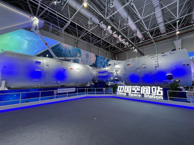 中國空間站組合體展示艙8日在第十四屆中國國際航空航天博覽會上亮相。（圖源：新華社）