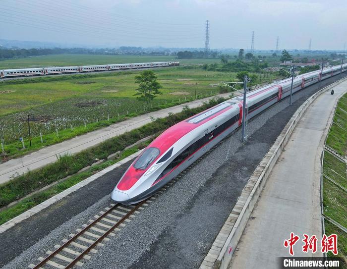 當(dāng)?shù)貢r(shí)間11月9日，隨著一列中國制造的高速動(dòng)車組緩緩駛出萬隆德卡魯爾站，印尼雅萬高鐵試驗(yàn)段接觸網(wǎng)熱滑試驗(yàn)全面展開。這也是該動(dòng)車組首次在雅萬高鐵線路上亮相。 <a target='_blank' href='/'>中新社</a>發(fā) 李培養(yǎng) 攝
