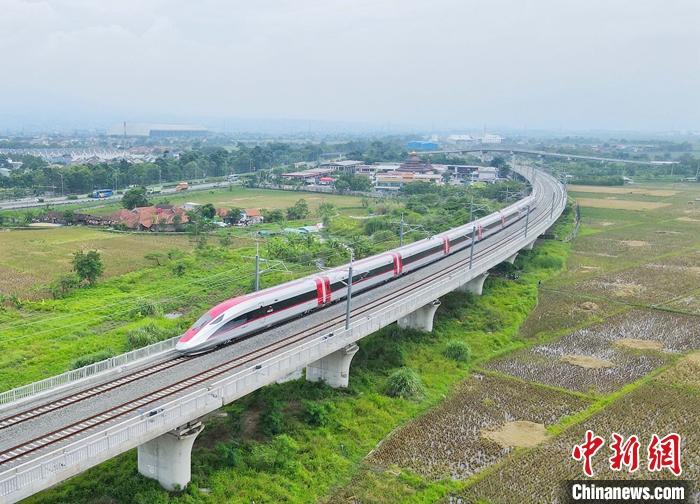 當(dāng)?shù)貢r(shí)間11月9日，隨著一列中國制造的高速動(dòng)車組緩緩駛出萬隆德卡魯爾站，印尼雅萬高鐵試驗(yàn)段接觸網(wǎng)熱滑試驗(yàn)全面展開。這也是該動(dòng)車組首次在雅萬高鐵線路上亮相。 <a target='_blank' href='/'>中新社</a>發(fā) 李培養(yǎng) 攝