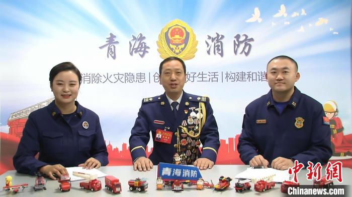 圖為黨的二十大代表巴才洛與網(wǎng)友互動(dòng)交流?！∏嗪Ｏ拦﹫D