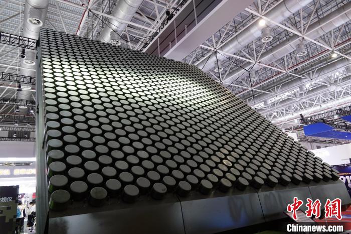 中國電科SLC-18空間監(jiān)視目標(biāo)有源相控陣?yán)走_亮相航展?！?lt;a target='_blank' href='/'>中新社</a>記者 孫自法 攝