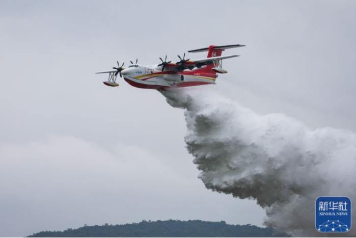 AG600M全狀態(tài)新構(gòu)型滅火機在第十四屆中國航展上進行投水演示(11月8日攝)。新華社記者 劉大偉 攝