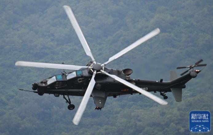 AG600M全狀態(tài)新構(gòu)型滅火機在第十四屆中國航展上進行投水演示(11月8日攝)。新華社記者 劉大偉 攝