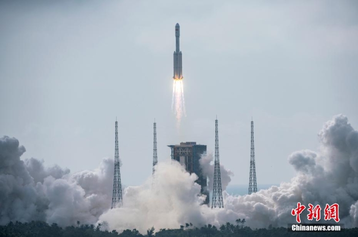 11月12日10時03分，搭載天舟五號貨運飛船的長征七號遙六運載火箭，在中國文昌航天發(fā)射場準(zhǔn)時點火發(fā)射，約10分鐘后，天舟五號貨運飛船與火箭成功分離并進(jìn)入預(yù)定軌道，飛船太陽能帆板順利展開工作，發(fā)射取得圓滿成功。后續(xù)，天舟五號貨運飛船將與在軌運行的空間站組合體進(jìn)行自主快速交會對接。圖為搭載天舟五號貨運飛船的長征七號遙六運載火箭點火升空。 駱云飛 攝