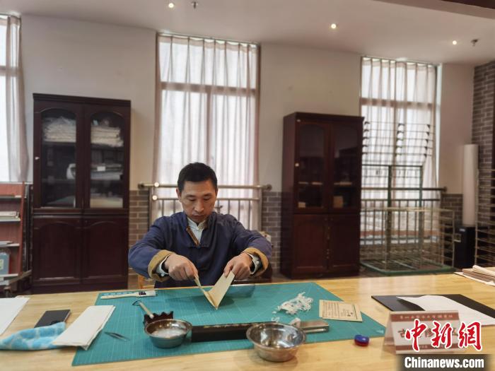 圖為中醫(yī)古籍修復(fù)展示。　周燕玲 攝