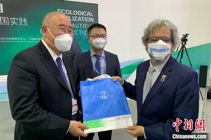 解振華特使向COP20主席、秘魯前環(huán)境部長比達(dá)爾贈送“習(xí)言道”紀(jì)念品。<a target='_blank' href='/' >中新網(wǎng)</a>記者 陳天浩 攝