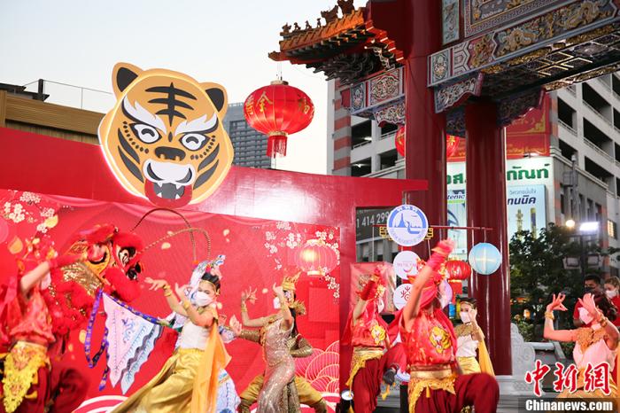 資料圖：2022年1月29日，“點(diǎn)亮耀華力”春節(jié)燈光展在泰國(guó)曼谷唐人街開幕，藝術(shù)家們?cè)陂_幕式上表演。 <a target='_blank' href='/'>中新社</a>記者 王國(guó)安 攝
