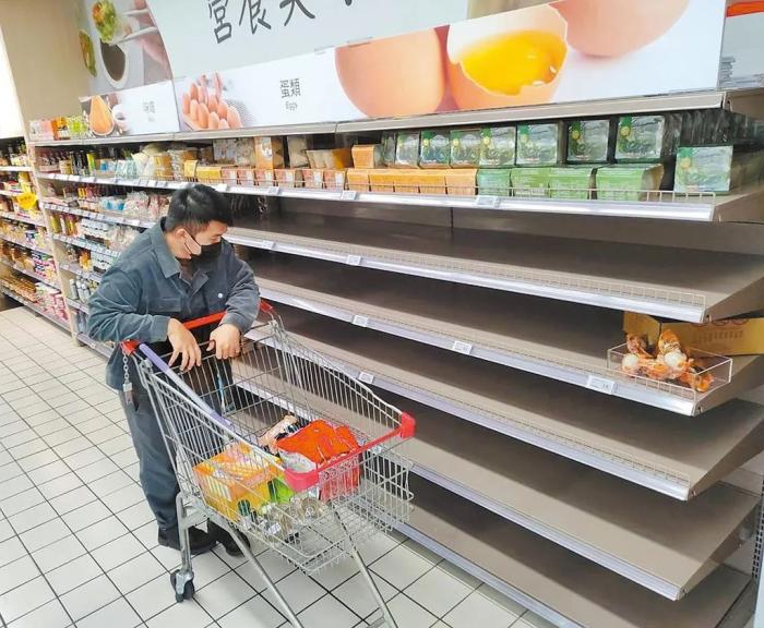 資料圖：2022年初，臺北一大賣場貨架上的雞蛋全部被搶光。圖片來源：臺灣《中國時(shí)報(bào)》鄭任南攝