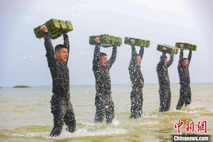特戰(zhàn)隊員在海水中進行負重訓練?！】追矟?攝