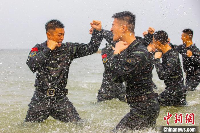 特戰(zhàn)隊員在海水中進行搏擊對抗訓練?！】追矟?攝