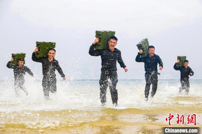 特戰(zhàn)隊員在海水中進行負重沖刺訓練?！】追矟?攝
