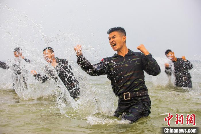 特戰(zhàn)隊員在海水中進行搏擊訓練?！】追矟?攝