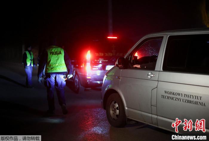 波蘭爆炸發(fā)生后，警車駛過封鎖線。