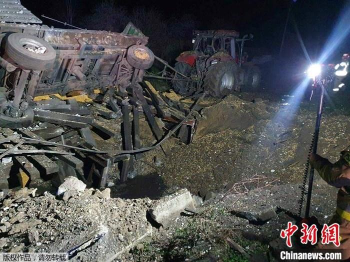 圖為波蘭境內(nèi)導(dǎo)彈爆炸現(xiàn)場。