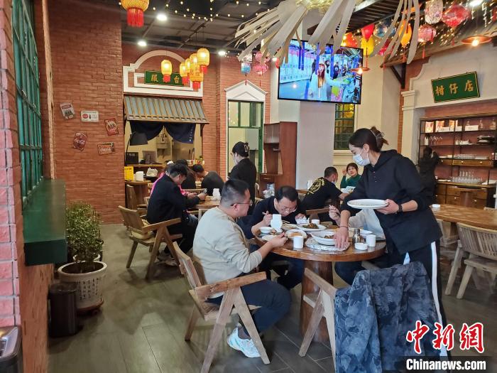 慕名前來的食客絡繹不絕?！∈茉L者供圖