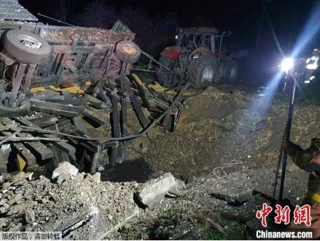 圖為波蘭境內(nèi)導(dǎo)彈爆炸現(xiàn)場。