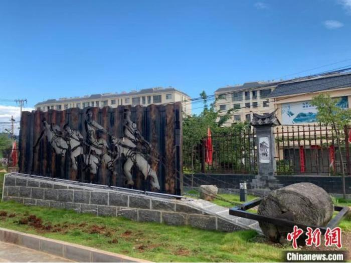圖為永平縣滇緬公路紀念館的石碾雕塑?！⌒芗研馈z