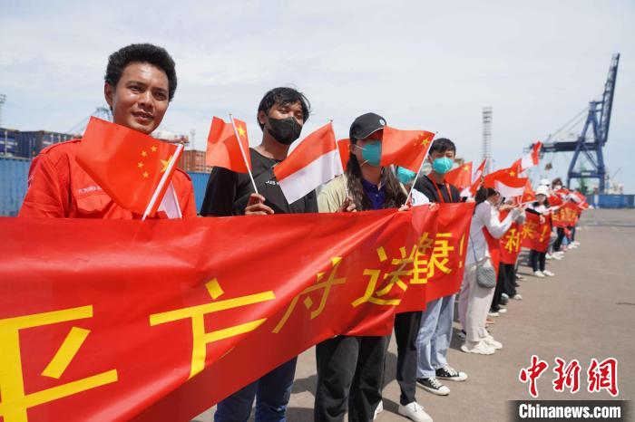 當(dāng)?shù)孛癖姾腿A僑華人代表?yè)]手告別?！O飛 攝