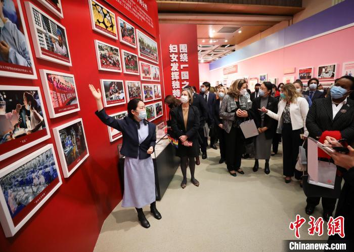 外賓們參觀“新時(shí)代的婦女兒童——中國(guó)婦女兒童事業(yè)發(fā)展十年成就展”?！≮w雋 攝