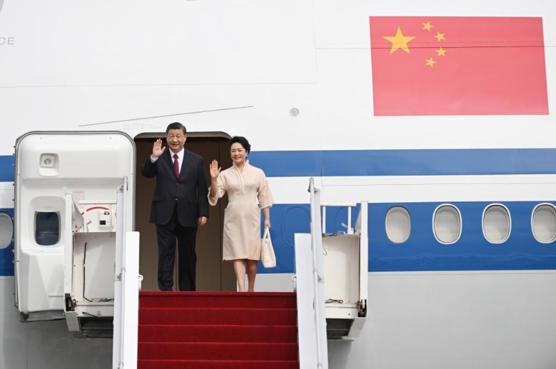 　　這是習(xí)近平和夫人彭麗媛步出專機(jī)艙門。新華社記者 張領(lǐng) 攝