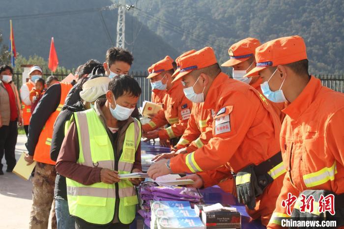 消防員發(fā)放宣傳資料?！钣例?　攝