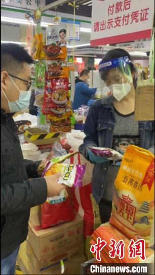 圖為范艷濤(左)在河南鄭州超市采購油條膨松劑。　受訪者供圖