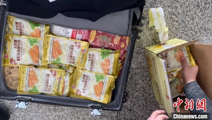 圖為范艷濤將油條膨松劑塞進行李箱?！∈茉L者供圖