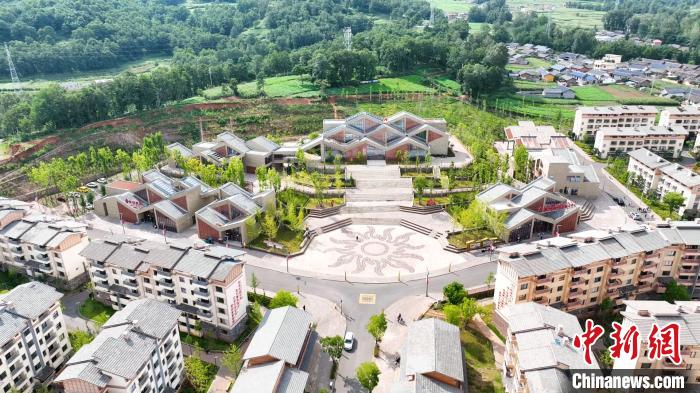 圖為昭覺縣沐恩邸社區(qū)?！√茊⒑?攝