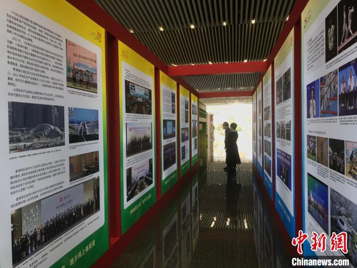 圖為貴陽市民參觀巡回展?！垈?攝