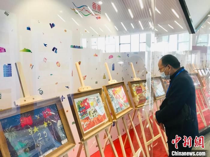 貴陽市民參觀畫展?！垈?攝