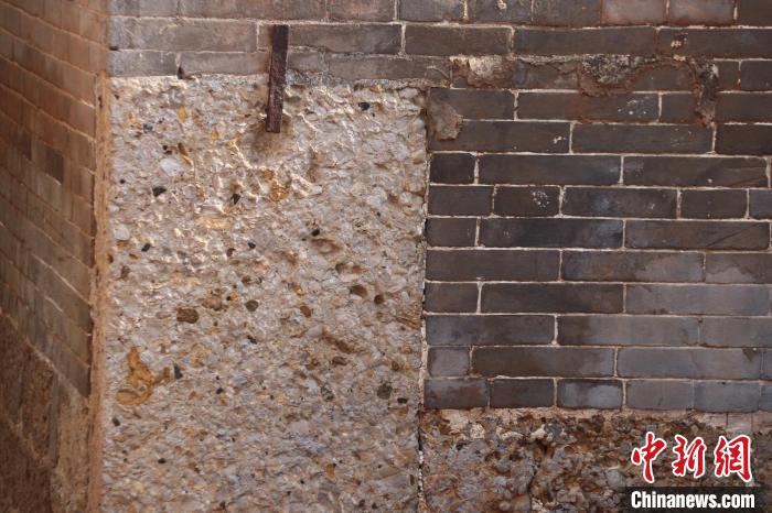 圖為倪辛莊村清代民居建筑房角建有石柱?！⊥蹩∑?攝