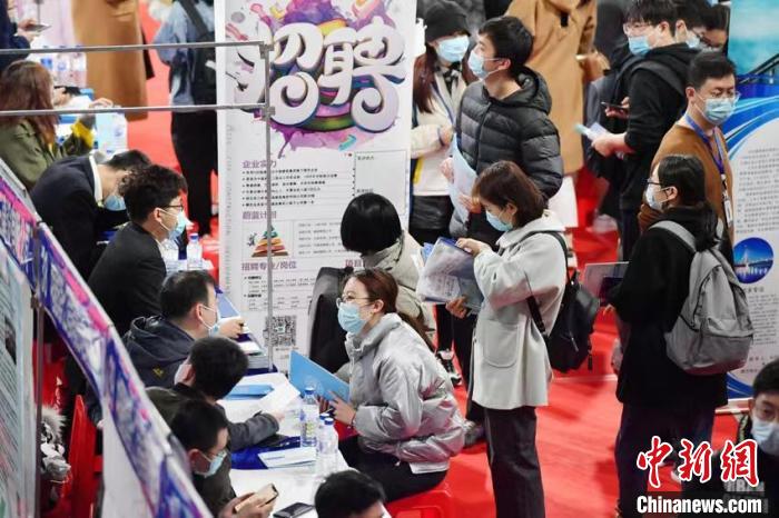 (資料圖)在吉林大學(xué)舉辦的招聘會(huì)?！埇?攝
