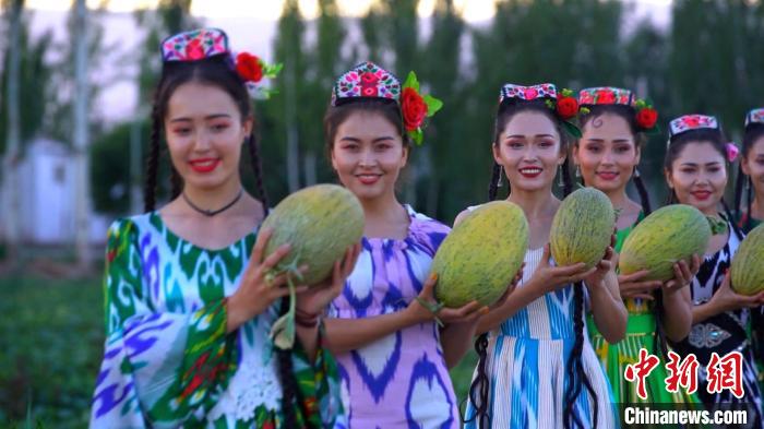 伽師縣是“中國伽師瓜之鄉(xiāng)”，其盛產(chǎn)的伽師瓜在國內(nèi)外享有極高聲譽?！≠熆h融媒體中心供圖
