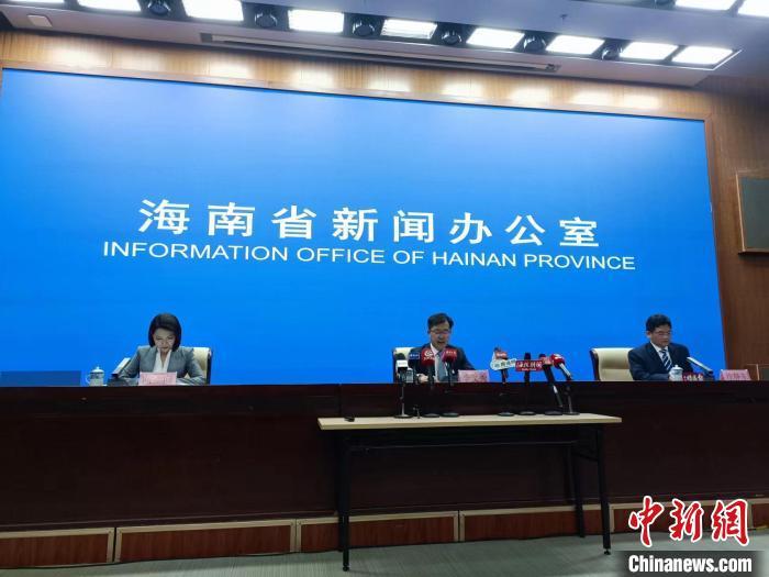 海南省新聞辦公室18日舉行新聞發(fā)布會，通報11月6日以來海南疫情情況，圖為發(fā)布會現(xiàn)場?！堅潞?攝