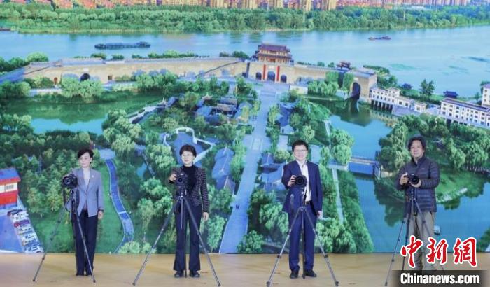 活動現(xiàn)場，舉行了2022水韻宿遷·大運河全國首屆攝影大賽開鏡儀式?！°蟛?攝