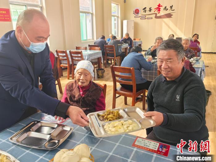 (資料圖)80歲以上的老人，在長者食堂內就餐?！∈茉L者供圖