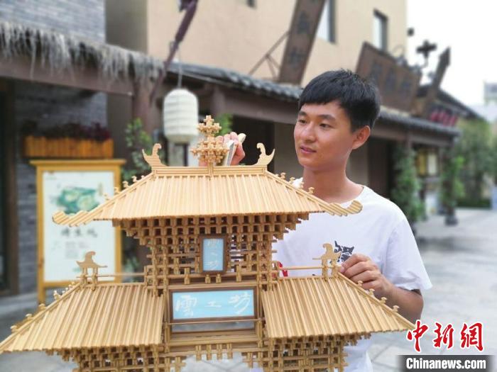 (資料圖)云廷臻創(chuàng)作的扎刻作品。　受訪者供圖